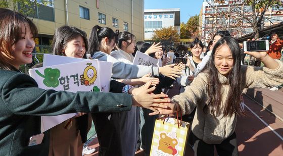 '후배들 응원 속에'