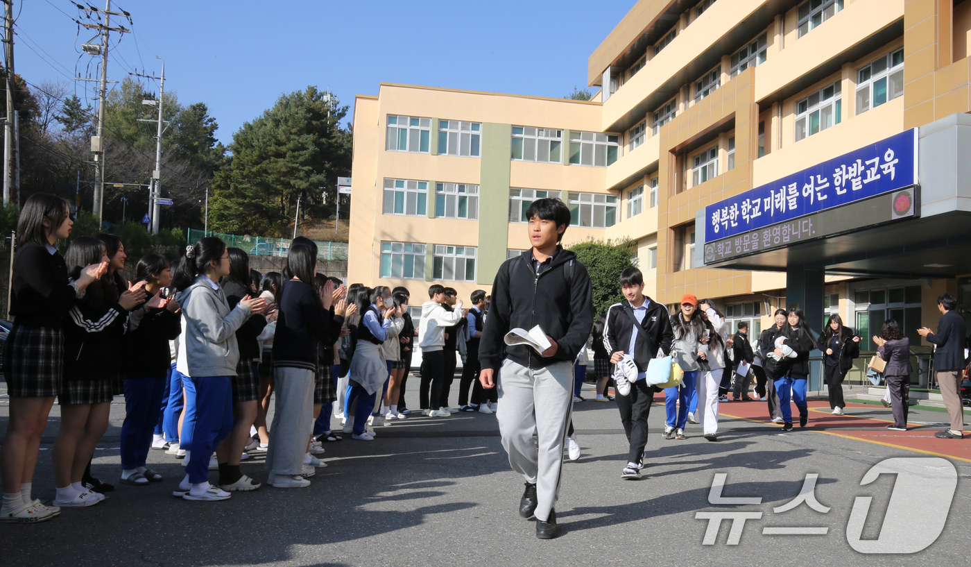 (대전=뉴스1) 김기태 기자 = 2025학년도 대학수학능력시험을 하루 앞둔 13일 대전 한밭고등학교에서 재학생들이 수험생 선배들을 응원하고 있다. 2024.11.13/뉴스1