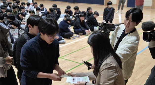 \"벌써 수능이네\" 수험표 받는 학생들