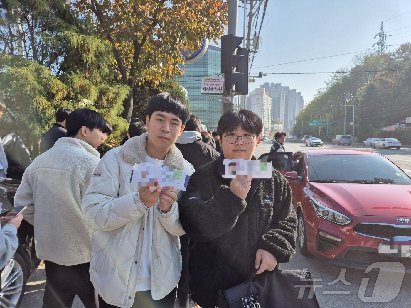 본문 이미지 - 2025학년도 대학수학능력시험을 하루 앞둔 13일 오전 경기 의정부시 동국대학교 사범대학부속 영석고등학교 앞에서 김동두(오른쪽) 학생이 친구와 함께 수험표를 들고 있다.2024.11.13/뉴스1 ⓒ News1 양희문 기자