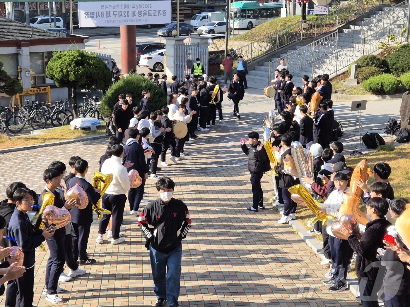 2025학년도 대학수학능력시험을 하루 앞둔 13일 오전 경기 의정부시 동국대학교 사범대학부속 영석고등학교에서 3학년 학생들이 후배들의 응원을 받고 있다.2024.11.13/뉴스1 ⓒ News1 양희문 기자