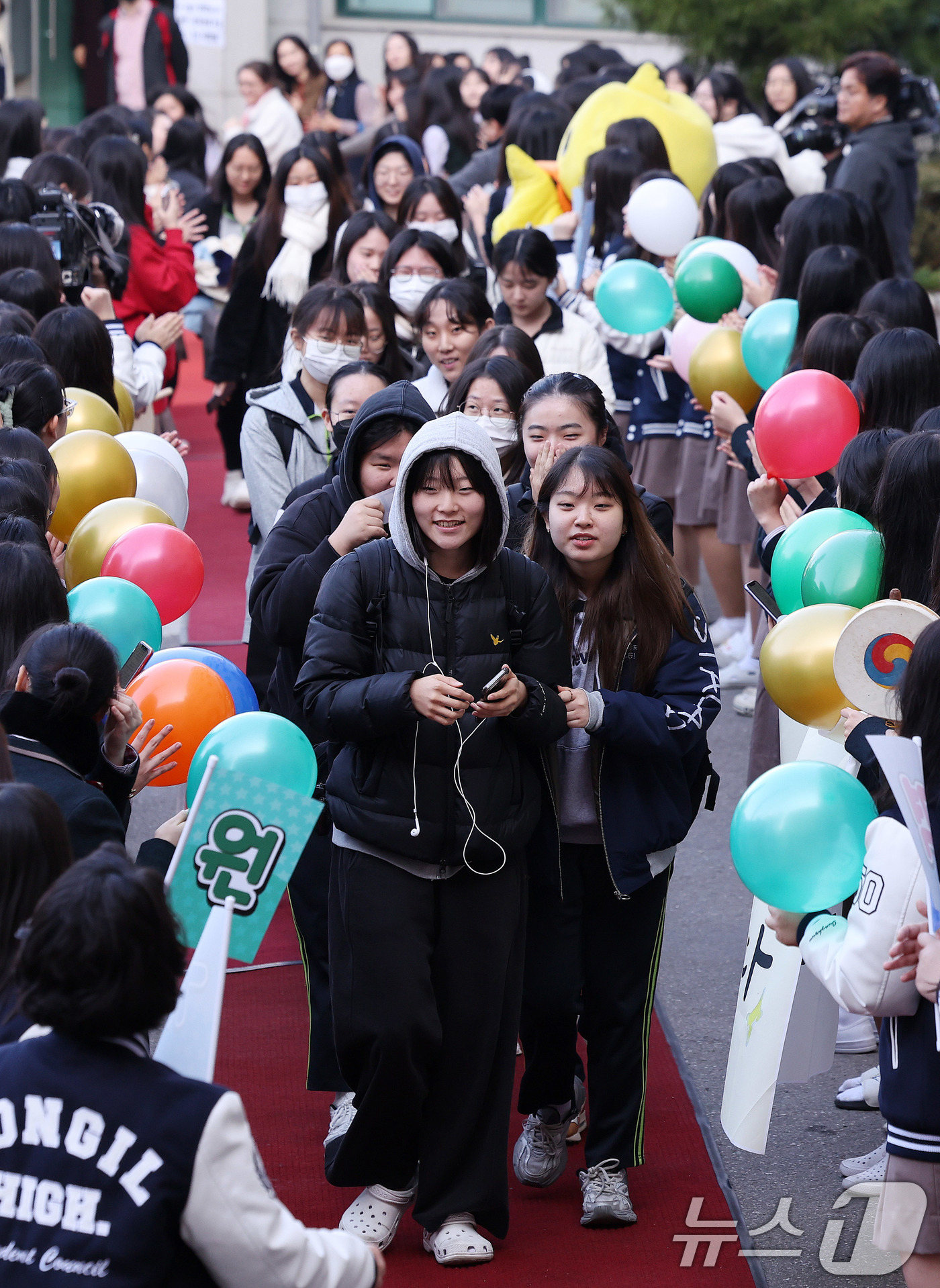 (서울=뉴스1) 박지혜 기자 = 2025학년도 대학수학능력시험을 하루 앞둔 13일 서울 금천구 동일여자고등학교에서 수험생들이 재학생과 선생님의 응원을 받으며 교정을 나서고 있다. …