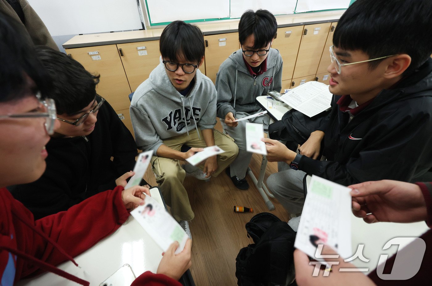 본문 이미지 - 2025학년도 대학수학능력시험 예비소집일인 13일 서울 종로구 중앙고등학교에서 3학년 학생들이 교사로부터 수험표를 배부받은 뒤 확인하고 있다. &#40;공동취재&#41; 2024.11.13/뉴스1 ⓒ News1 임세영 기자