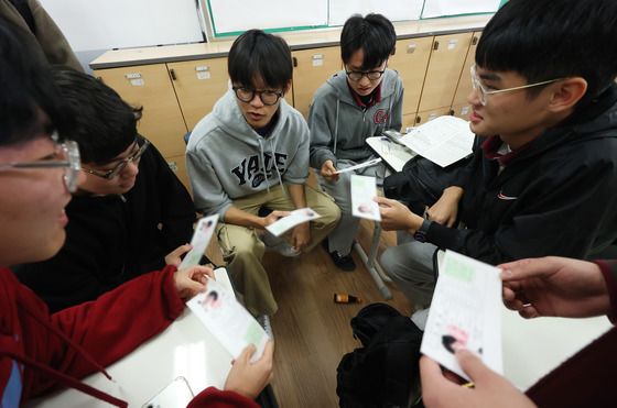 "수험표 보니 부모님 생각 나"…교정엔 응원 레드 카펫 "파이팅!"