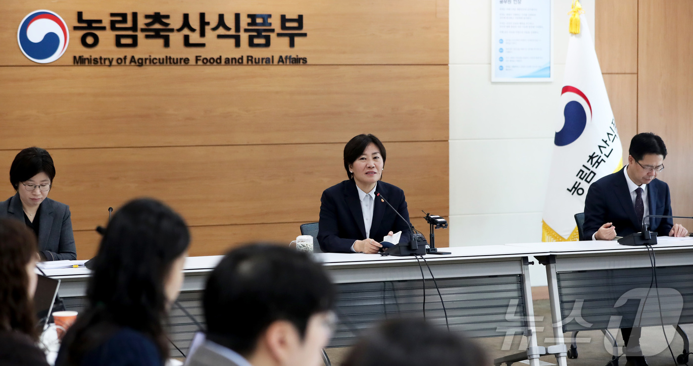 (세종=뉴스1) 김기남 기자 = 송미령 농림축산식품부 장관이 13일 정부세종청사에서 열린 출입기자단 감담회에서 윤석열 정부 2.5주년을 맞아 주요성과 및 향후 계획을 설명하고 있다 …