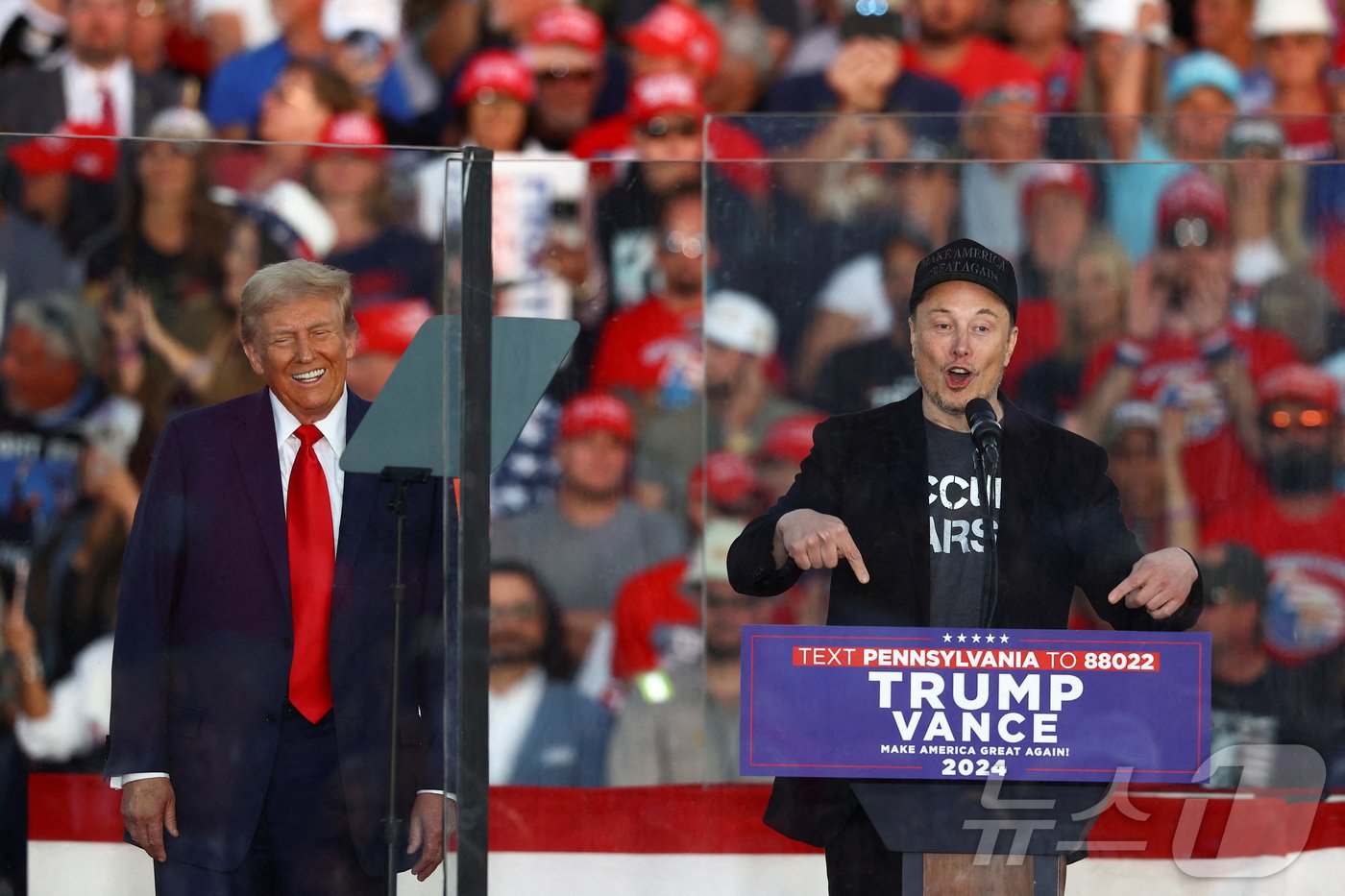 본문 이미지 - 일론 머스크 테슬라 CEO가 지난 10월 5일 펜실베이니아주 버틀러에서 도널드 트럼프 전 대통령의 선거 집회서 연설을 하고 있다. ⓒ 로이터=뉴스1 ⓒ News1 우동명 기자