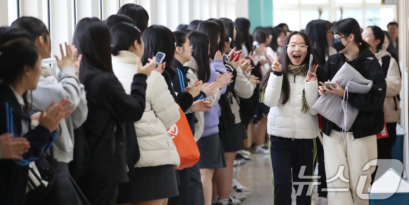 2025학년도 대학수학능력시험 예비소집일인 13일 오전 부산 동래구 동래여자고등학교에서 고2 후배들이 고3 수험생 선배의 수능 고득점을 기원하며 응원하고 있다. 2024.11.13/뉴스1 ⓒ News1 윤일지 기자