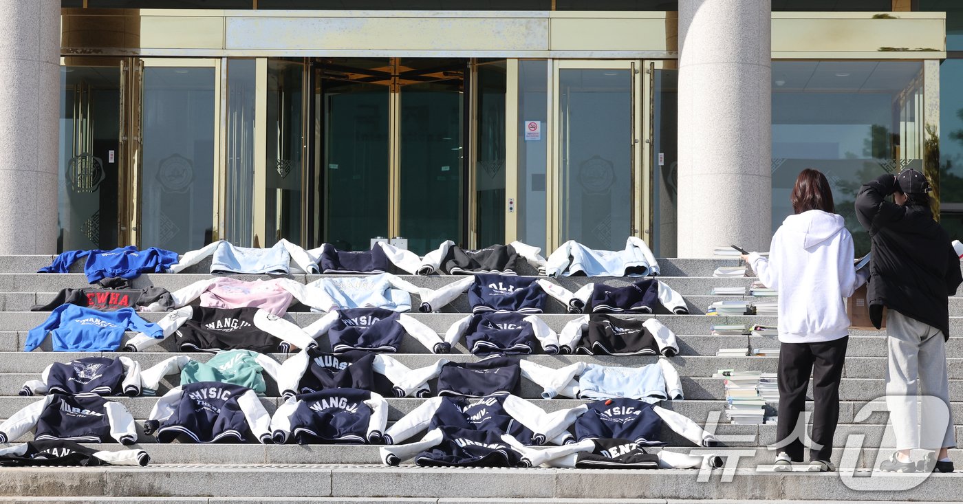 본문 이미지 - 광주여자대학교 학생들이 13일 오전 동덕여대 공학 전환 철회에 대한 연대의 의미로 광주여대국제회의장앞에서 학교점퍼를 펼쳐 놓는 시위를 하고 있다. 2024.11.13/뉴스1 ⓒ News1 김태성 기자