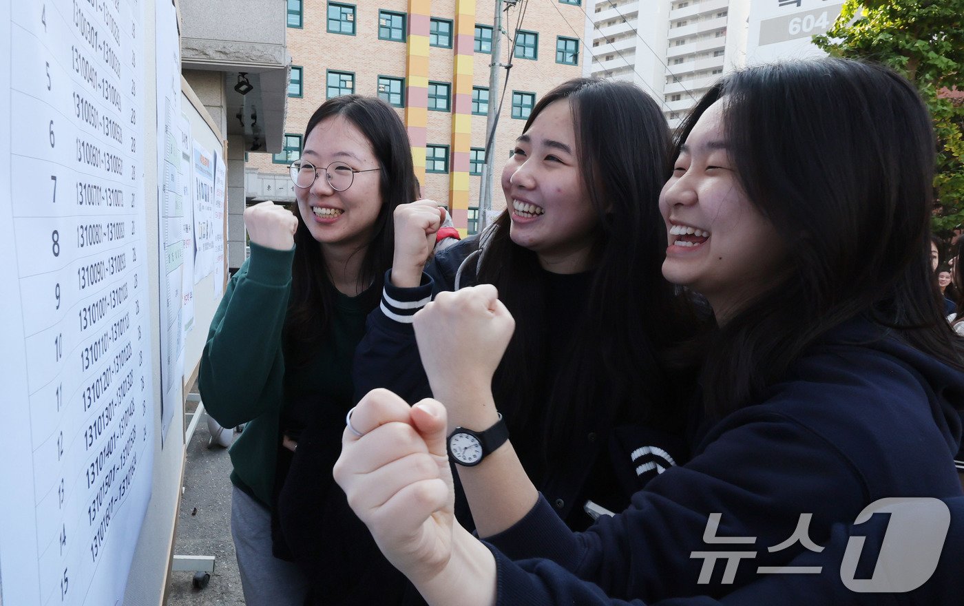 본문 이미지 - 2025학년도 대학수학능력시험을 하루 앞둔 13일 서울 금천구 동일여자고등학교에서 수험생들이 배치도를 확인하며 파이팅을 외치고 있다. 2024.11.13/뉴스1 ⓒ News1 박지혜 기자