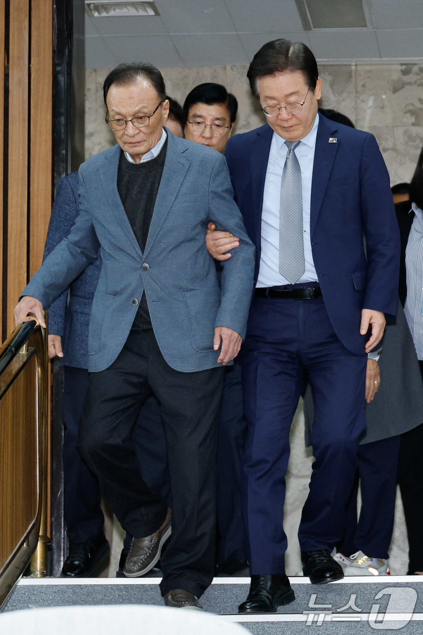 이해찬 부축하며 입장하는 이재명 - 뉴스1