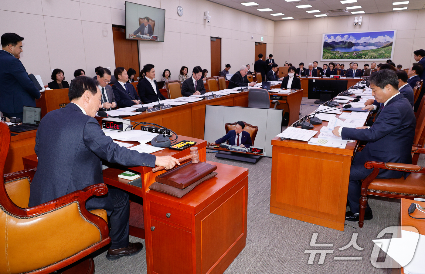 (서울=뉴스1) 안은나 기자 = 김석기 국회 외교통일위원회 위원장이 13일 서울 여의도 국회에서 열린 외통위 제418회국회(정기회) 제5차 전체회의에서 개의를 선언하고 있다. 20 …