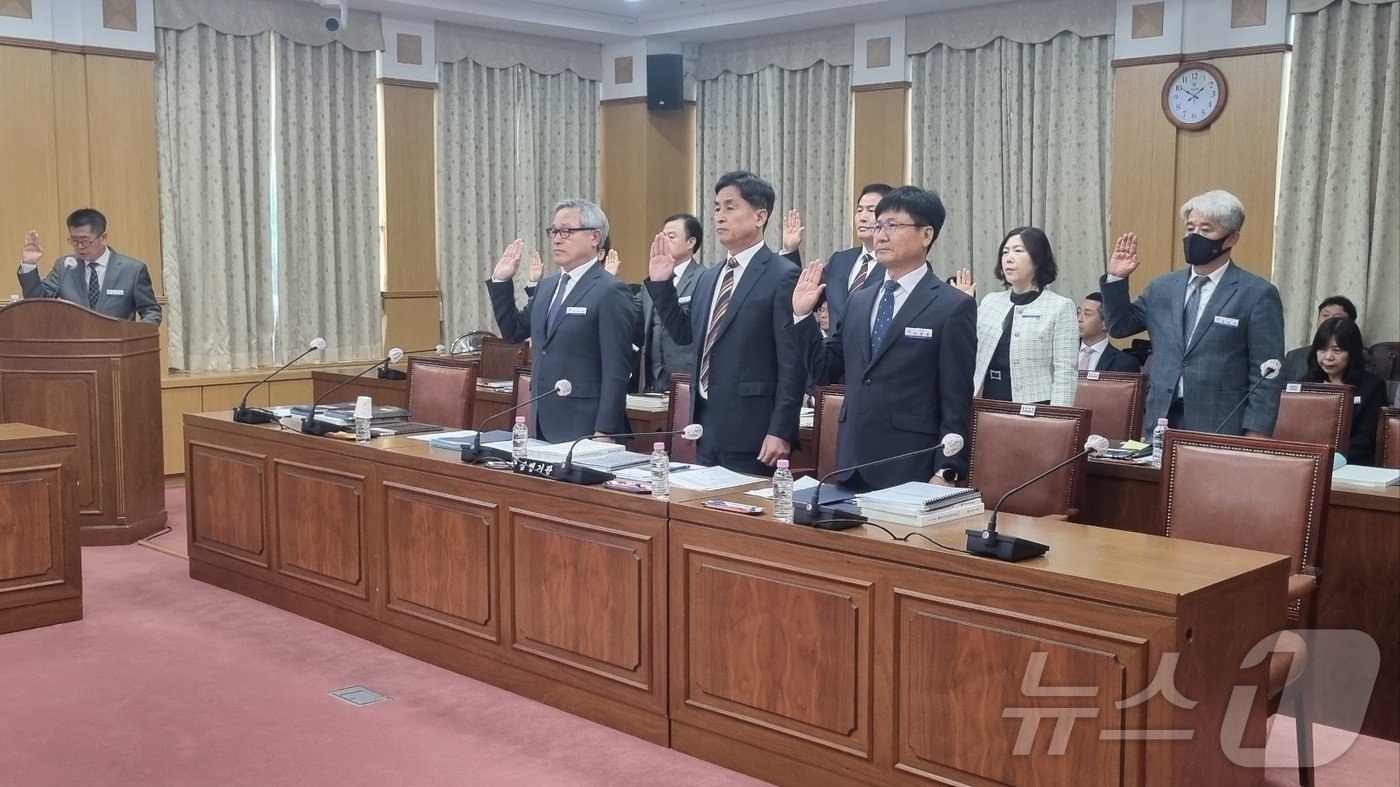 본문 이미지 - 정인기 대전평생학습관장 등 대전교육청 직속기관 9곳 기관장들이 대전시의회 교육위원회 소관 행정사무감사에 성실히 임할 것을 선서하고 있다. 2024.11.13/뉴스1 ⓒ News1 김태진 기자