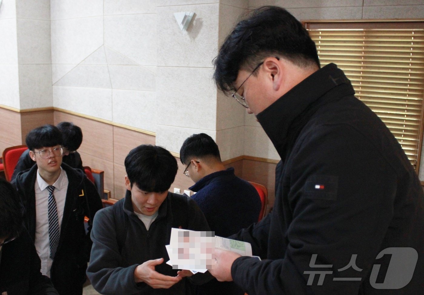 본문 이미지 -  2025학년도 대학수학능력시험을 하루 앞둔 13일 전북자치도 전주동암고등학교에서 교사가 수험생에게 수험표를 건네주고 있다..2024.11.13/뉴스1 신준수 기자