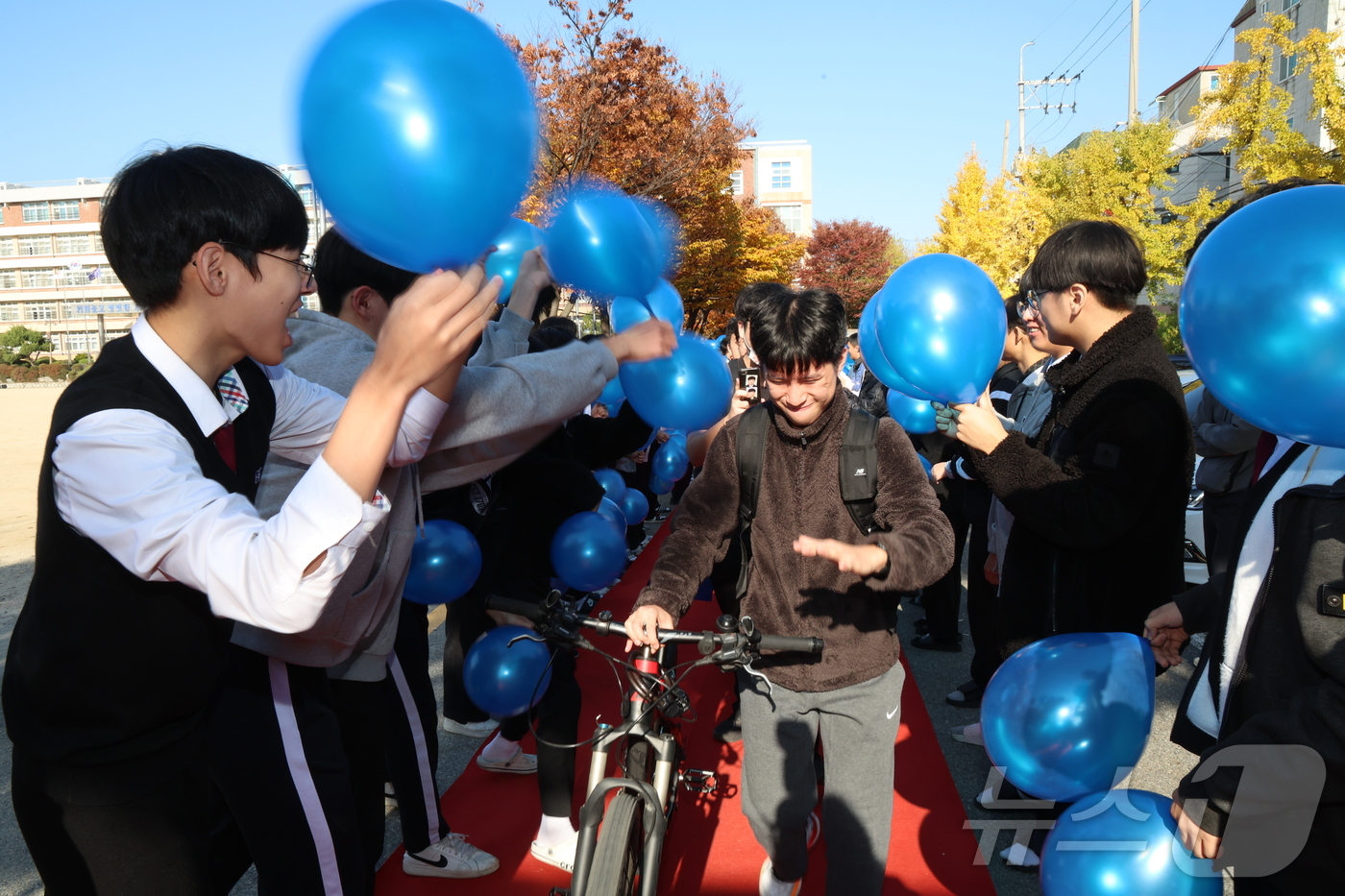 (수원=뉴스1) = 2025학년도 대학수학능력시험을 하루 앞둔 13일 수원시 장안구 수성고등학교에서 고등학교 3학년 수험생들이 후배들의 응원을 받으며 학교를 나서고 있다.(경기도교 …