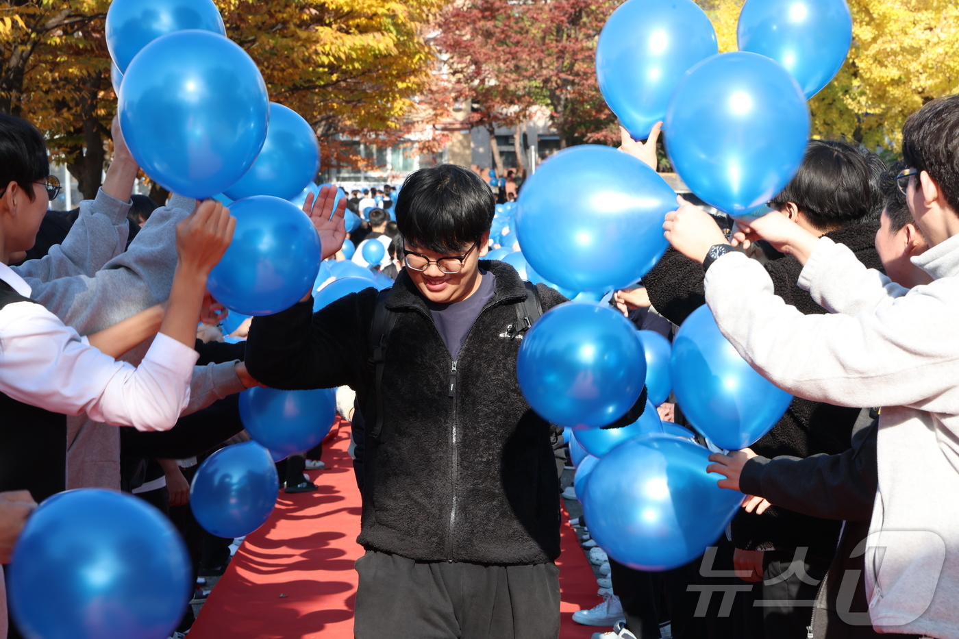 (수원=뉴스1) = 2025학년도 대학수학능력시험을 하루 앞둔 13일 수원시 장안구 수성고등학교에서 고등학교 3학년 수험생들이 후배들의 응원을 받으며 학교를 나서고 있다.(경기도교 …