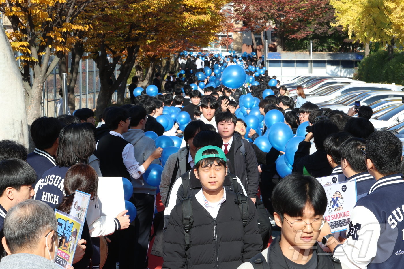 2025학년도 대학수학능력시험을 하루 앞둔 13일 수원시 장안구 수성고등학교에서 고등학교 3학년 수험생들이 후배들의 응원을 받으며 학교를 나서고 있다.&#40;경기도교육청 제공&#41;2024.11.13/뉴스1