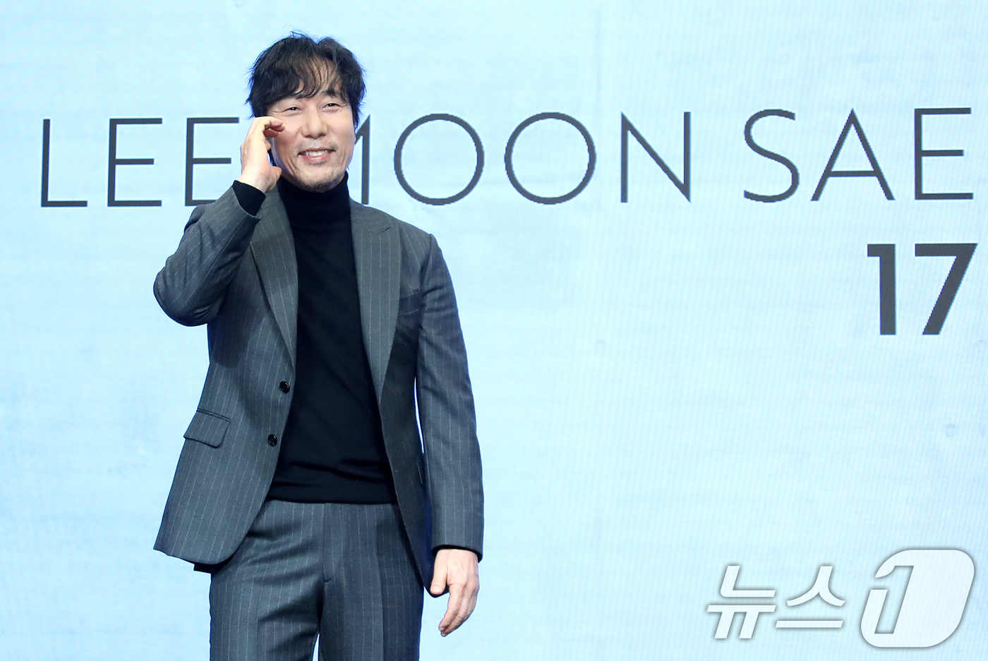 (서울=뉴스1) 권현진 기자 = 가수 이문세가 13일 서울 마포구 상암 스탠포드호텔에서 가진 정규 17집 기자간담회에서 포즈를 취하고 있다. 2024.11.13/뉴스1