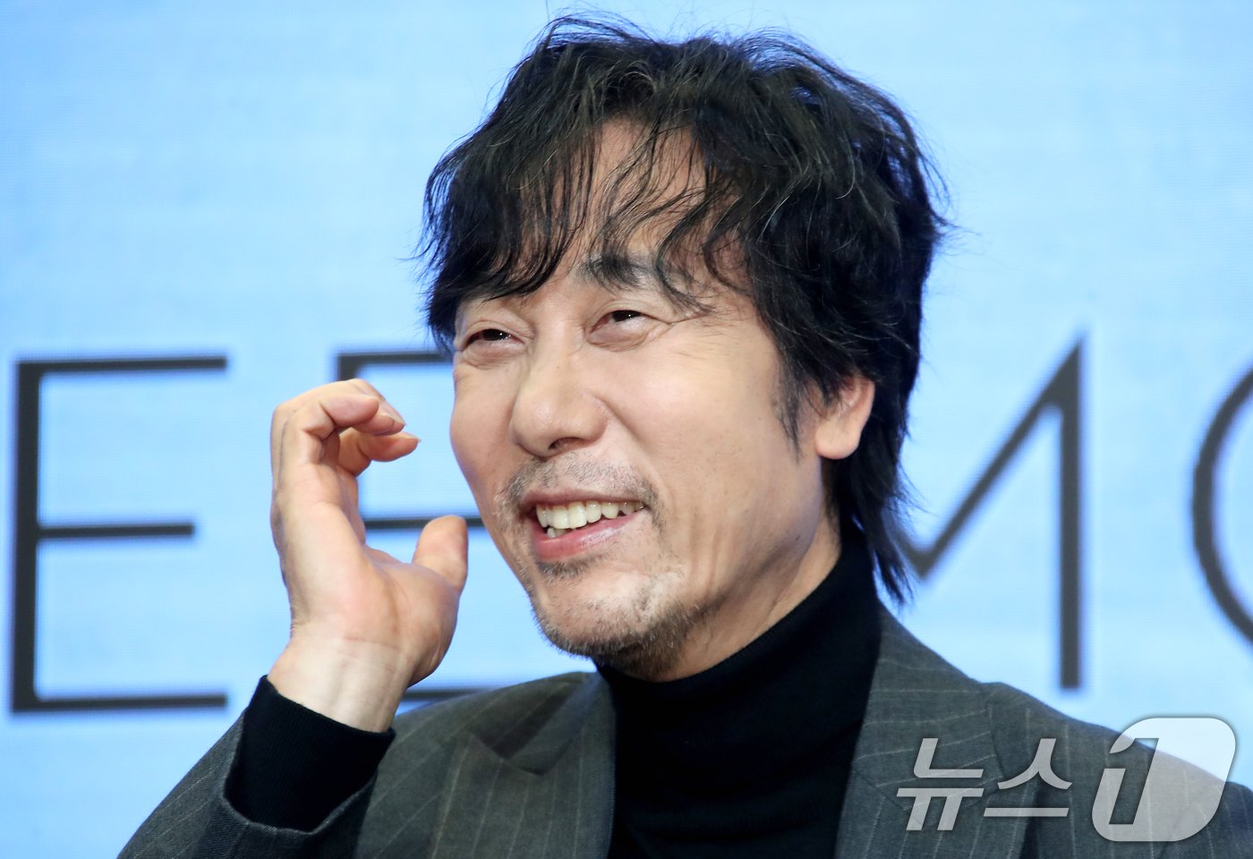 본문 이미지 - 가수 이문세가 13일 서울 마포구 상암 스탠포드호텔에서 가진 정규 17집 기자간담회에서 포즈를 취하고 있다. 2024.11.13/뉴스1 ⓒ News1 권현진 기자