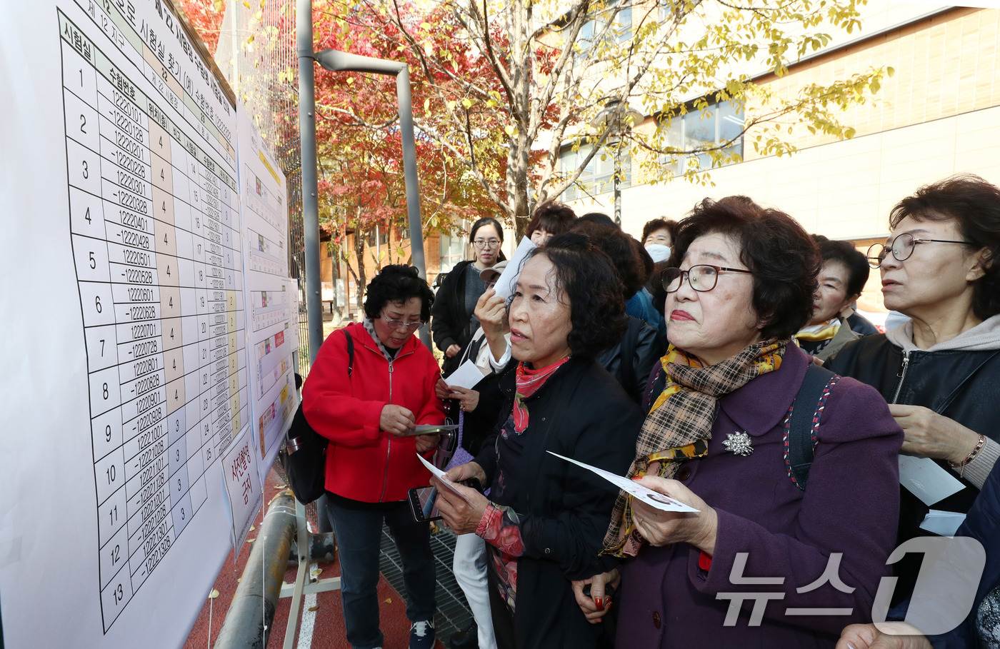 (서울=뉴스1) 박세연 기자 = 2025학년도 대학수학능력시험을 하루 앞둔 13일 최고령 수험생 임태수(83) 할머니(오른쪽)를 비롯한 일성여자고등학교 학생들이 고사장인 서울 마포 …