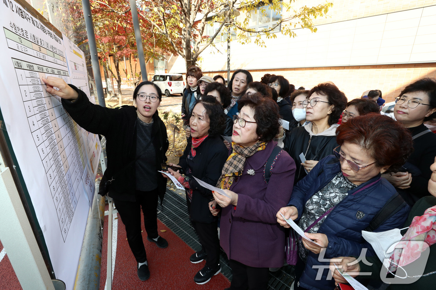 (서울=뉴스1) 박세연 기자 = 2025학년도 대학수학능력시험을 하루 앞둔 13일 최고령 수험생 임태수(83) 할머니(오른쪽)를 비롯한 일성여자고등학교 학생들이 고사장인 서울 마포 …