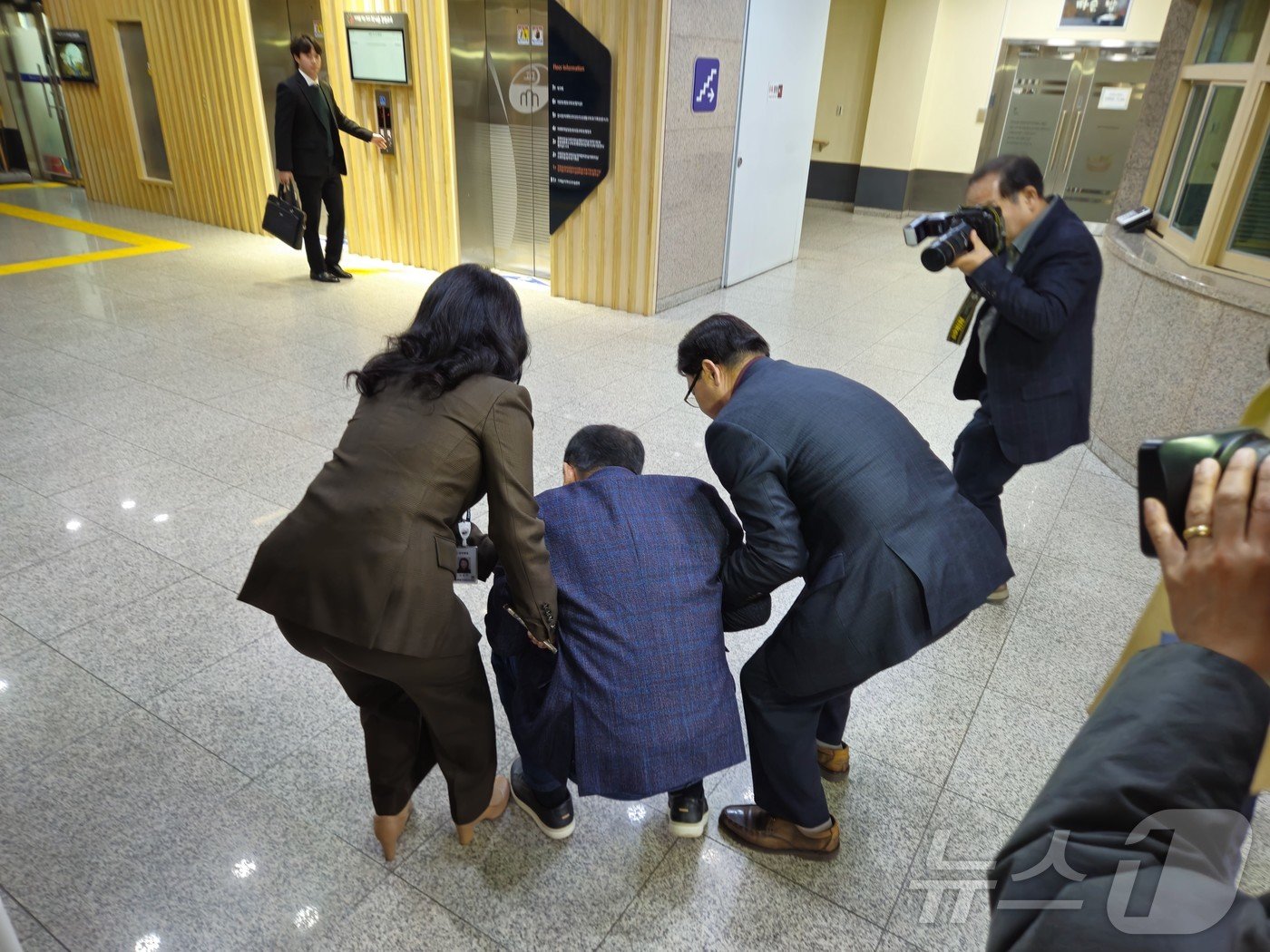 본문 이미지 - 전교조 강원지부와 충돌해 쓰러져 입원해 치료를 받은 뒤 퇴원한 신경호 강원교육감이 13일 오후 2층 집무실로 가는 길에 허리를 잡고 주저 앉아 있다.2024.11.13 ⓒ News1 한귀섭 기자