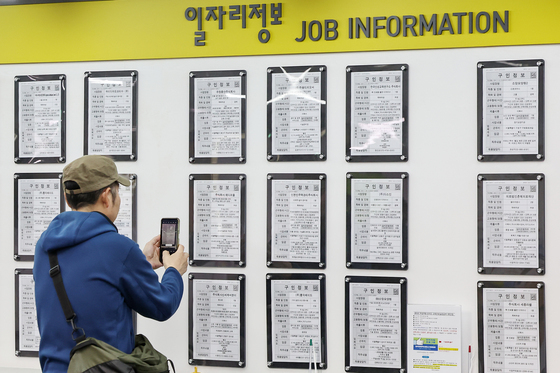 '잘 벌고 잘 쓰는' 40대 취업자, 3년5개월째 감소…소비 위축 우려