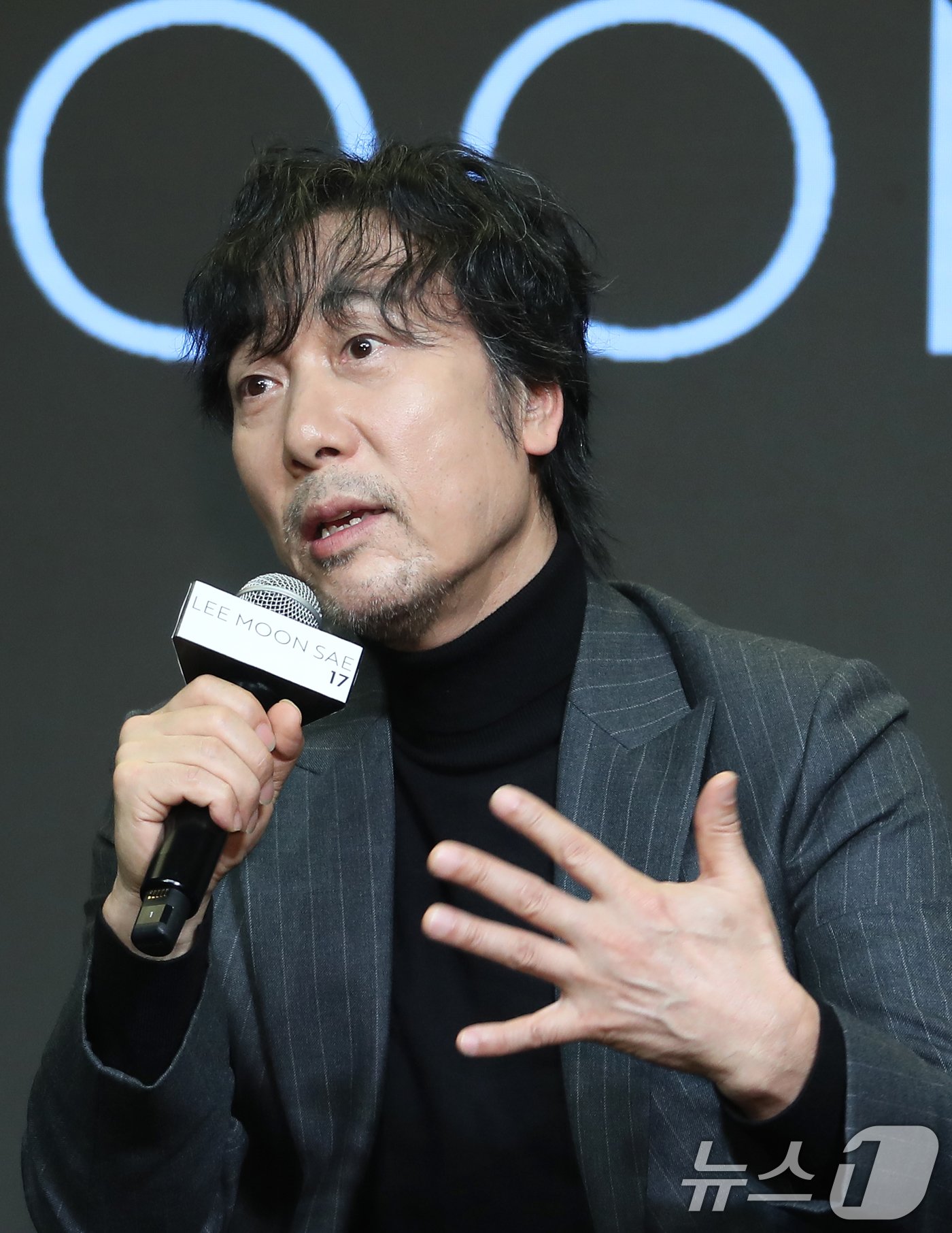 본문 이미지 - 가수 이문세가 13일 서울 마포구 상암 스탠포드호텔에서 가진 정규 17집 기자간담회서 취재진 질문에 답하고 있다. 2024.11.13/뉴스1 ⓒ News1 권현진 기자