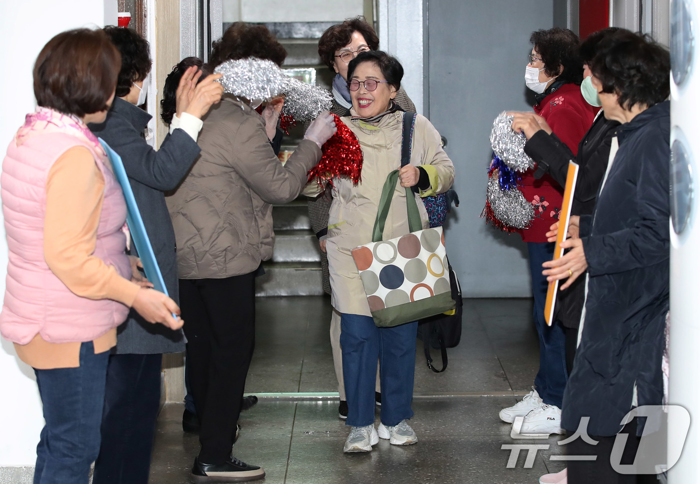 (서울=뉴스1) 박세연 기자 = 2025학년도 대학수학능력시험을 하루 앞둔 13일 서울 마포구 일성여자고등학교에서 수험생들이 학생들이 수험표를 받기 위해 입장하며 학생들의 응원을 …