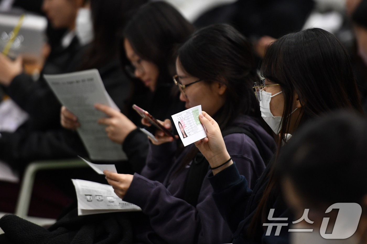 (포항=뉴스1) 최창호 기자 = 2025학년도 대학수학능력시험 예비소집일인 13일 오후 경북 포항시 남구 영일고등학교에서 수험생들이 수험표를 살펴보고 있다. 2024.11.13/뉴 …