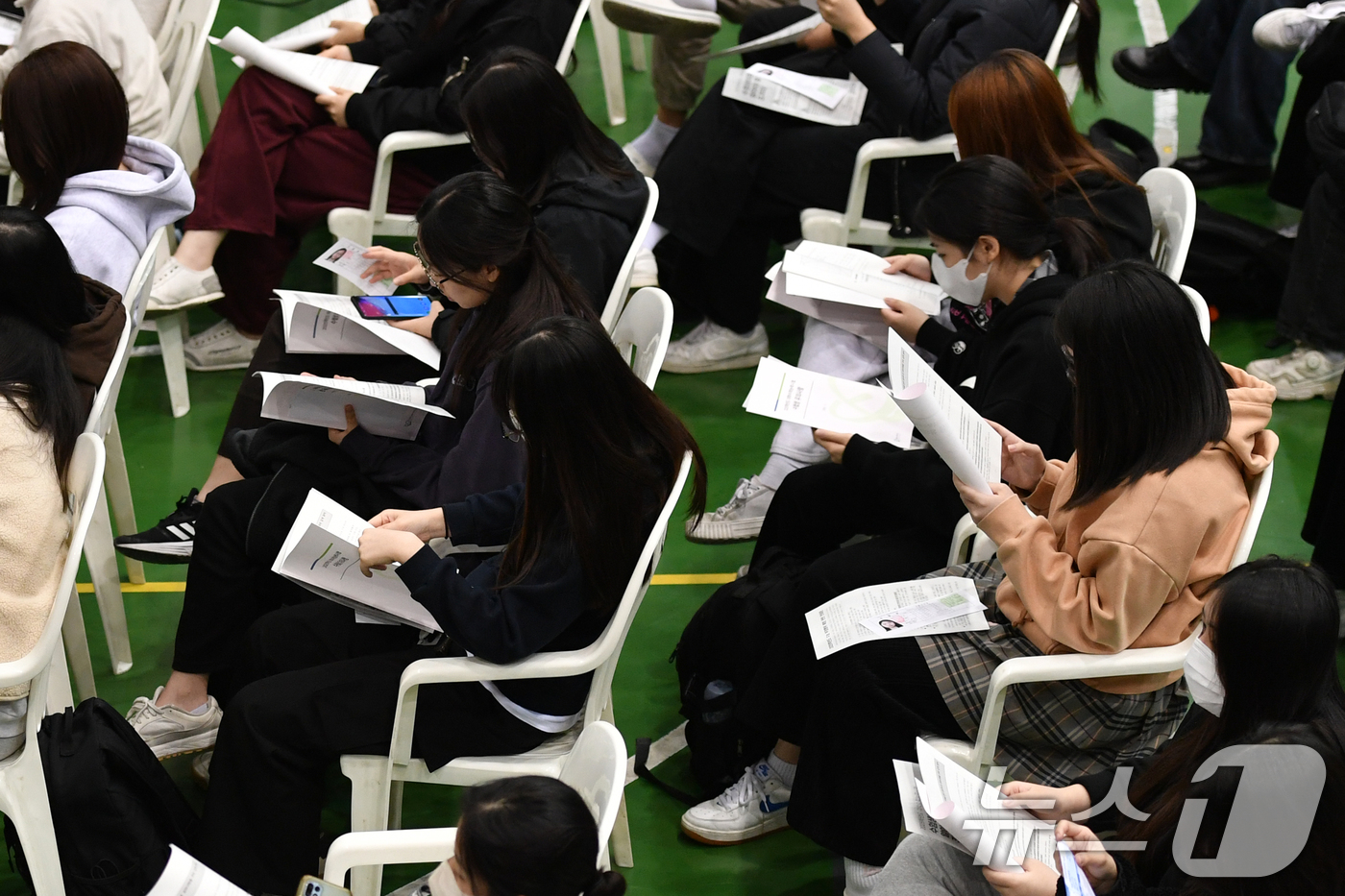 (포항=뉴스1) 최창호 기자 = 2025학년도 대학수학능력시험 예비소집일인 13일 오후 경북 포항시 남구 영일고등학교에서 수험생들이 선생님으로부터 수능 당일 주의 사항을 대해 듣고 …