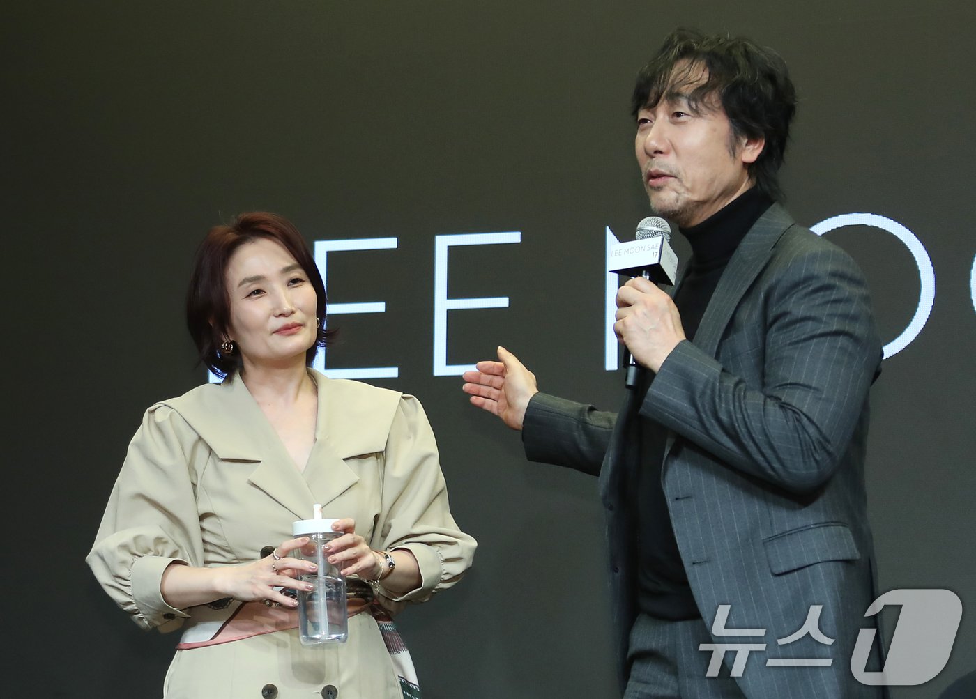 본문 이미지 - 가수 이문세가 13일 서울 마포구 상암 스탠포드호텔에서 가진 정규 17집 기자간담회서 진행을 도와준 별밤 소녀 박경림(왼쪽)에게 감사의 인사를 전하고 있다. 2024.11.13/뉴스1 ⓒ News1 권현진 기자