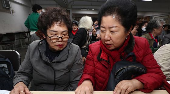 만학도의 아름다운 도전 '수험표 확인'