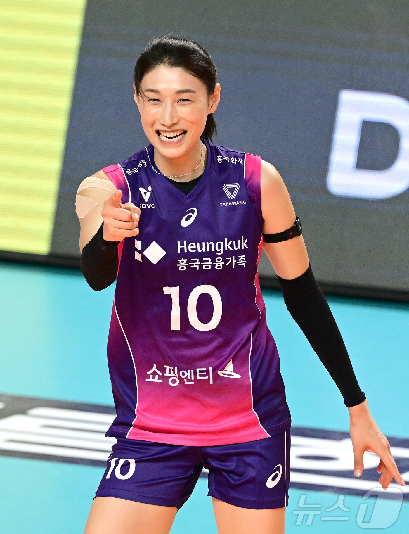 Heungkuk Life Insurance's Kim Yeon-kyung won the V-League 1st round women's MVP award. (provided by KOVO)