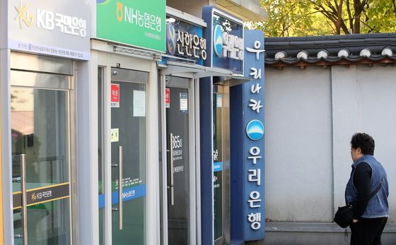 짙어지는 '경제' 먹구름…4대 은행, 조직 군살 빼고 'AI·디지털' 집중