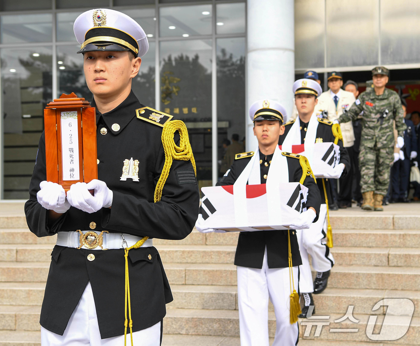 (포항=뉴스1) 최창호 기자 = 13일 경북 포항특정경비지역사령부(이하 포특사)  도솔관에서 거헹된  '2024년 6·25 전쟁 전사자 유해 발굴 영결식'에서 발굴된 유해에 대한 …