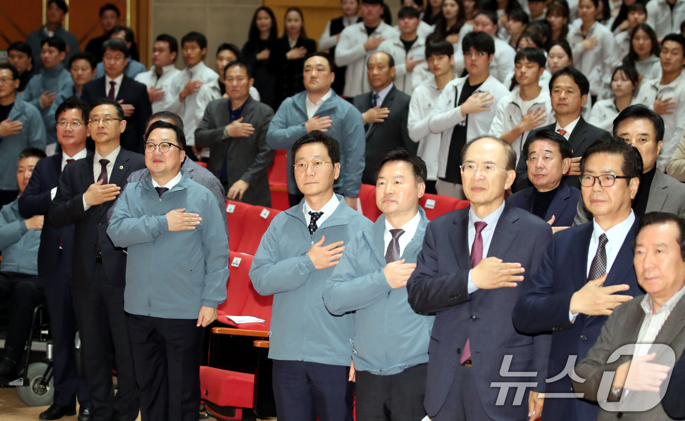 (대전=뉴스1) 김기태 기자 = 이장우 대전시장과 이승찬 대전시체육회장이 13일 대전시청 대강당에서 열린 제105회 전국체육대회 대전시 선수단 해단식에서 참석자들과 국기에 대한 경 …