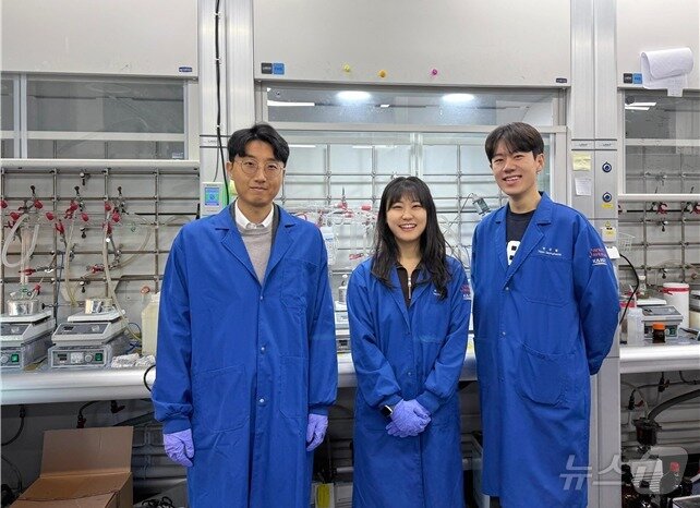 본문 이미지 - KAIST 신소재공학과 조힘찬 교수&#40;왼쪽부터&#41;, 하재영 박사과정, 연성범 석박사통합과정. &#40;KAIST 제공&#41;/뉴스1