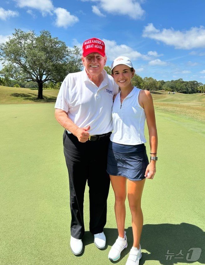 본문 이미지 - 도널드 트럼프와 맞손녀 카이 트럼프가 골프장에서 다정히 어깨 동무를 하고 있다. (출처 : 카이 매디슨 트럼프 인스타그램)