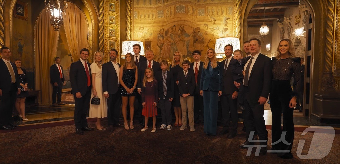 본문 이미지 - 5일(현지시간) 미국 대선 당일 트럼프 가족과 일론 머스크 테슬라 CEO 부부가 함께 기념사진을 찍고 있다. 2024.11.05/ (출처 : 카이 매디슨 트럼프 유튜브)
