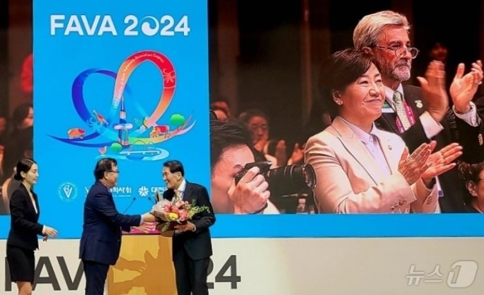 본문 이미지 - 10월 25일 대전컨벤션센터에서 열린 &#39;파바 2024&#39;에서 허주형 대한수의사회장이 김영찬 서울우유 파주진료소 원장에게 특별상을 수여하자 송미령 농림축산식품부 장관이 기립박수를 치고 있다&#40;헤퍼코리아 제공&#41;. ⓒ 뉴스1