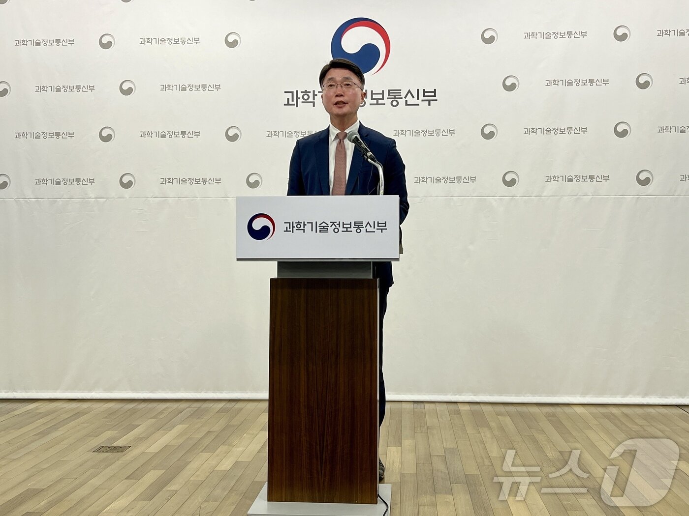 본문 이미지 - 류제명 과학기술정보통신부 네트워크정책실장이 13일 서울 대한상공회의소에서 '과기정통부-통신사 CEO 간담회' 관련 백브리핑을 진행하는 모습. 2024.11.13/뉴스1 ⓒ News1 김민재 기자