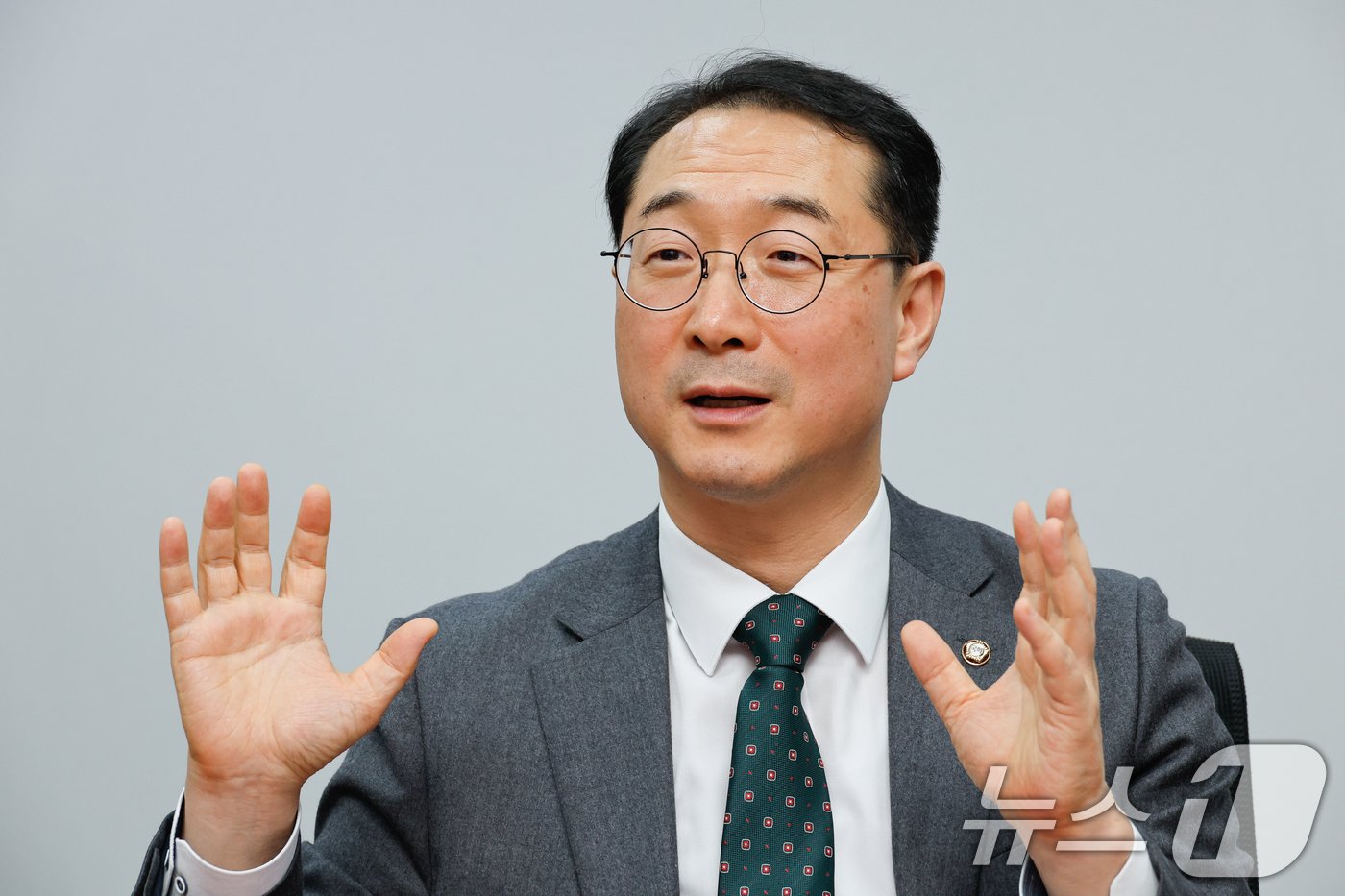 본문 이미지 - 김건 국민의힘 의원이 13일 서울 여의도 국회의원회관에서 뉴스1과 인터뷰를 하고 있다. 2024.11.13/뉴스1 ⓒ News1 안은나 기자