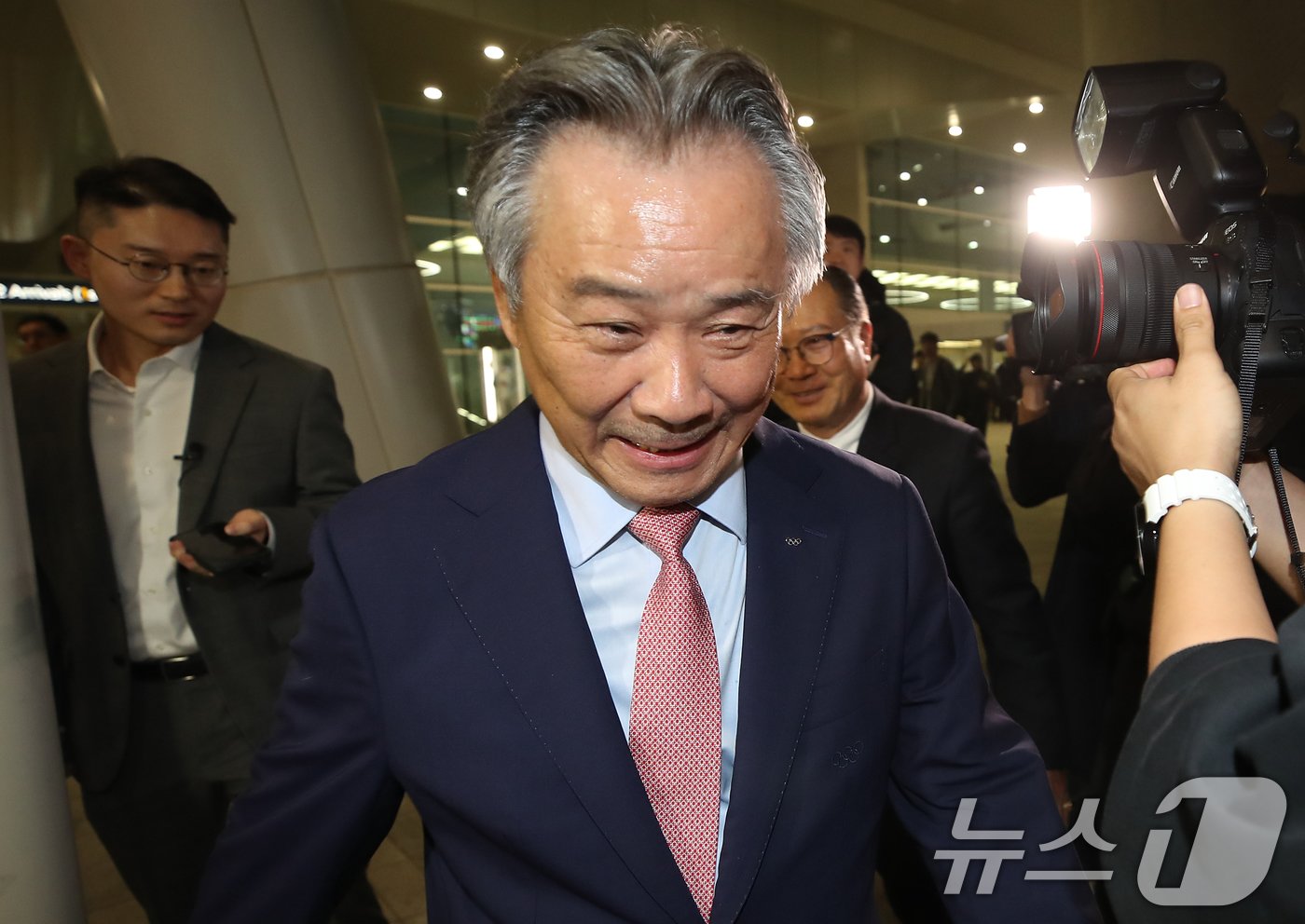 본문 이미지 - 3선 도전의 길이 열린 이기흥 대한체육회장이 세계올림픽도시연합&#40;WUOC&#41; 회의를 마치고 13일 오후 인천국제공항을 통해 귀국해 준비된 차량으로 이동하고 있다. 2024.11.13/뉴스1 ⓒ News1 권현진 기자