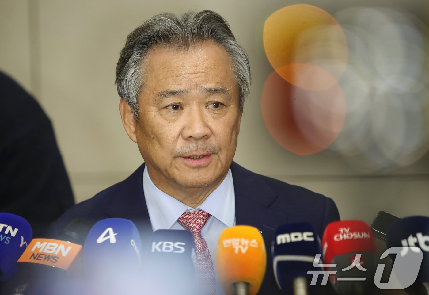 본문 이미지 - 3선 도전의 길이 열린 이기흥 대한체육회장이 세계올림픽도시연합&#40;WUOC&#41; 회의를 마치고 13일 오후 인천국제공항을 통해 귀국해 인터뷰를 하고 있다. 2024.11.13/뉴스1 ⓒ News1 권현진 기자