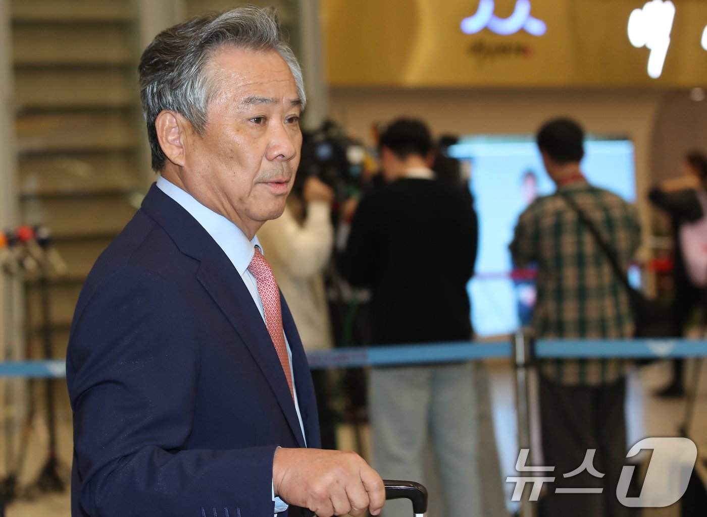 본문 이미지 - 3선 도전의 길이 열린 이기흥 대한체육회장이 세계올림픽도시연합&#40;WUOC&#41; 회의를 마치고 13일 오후 인천국제공항을 통해 귀국해 준비된 차량으로 이동하고 있다. 2024.11.13/뉴스1 ⓒ News1 권현진 기자