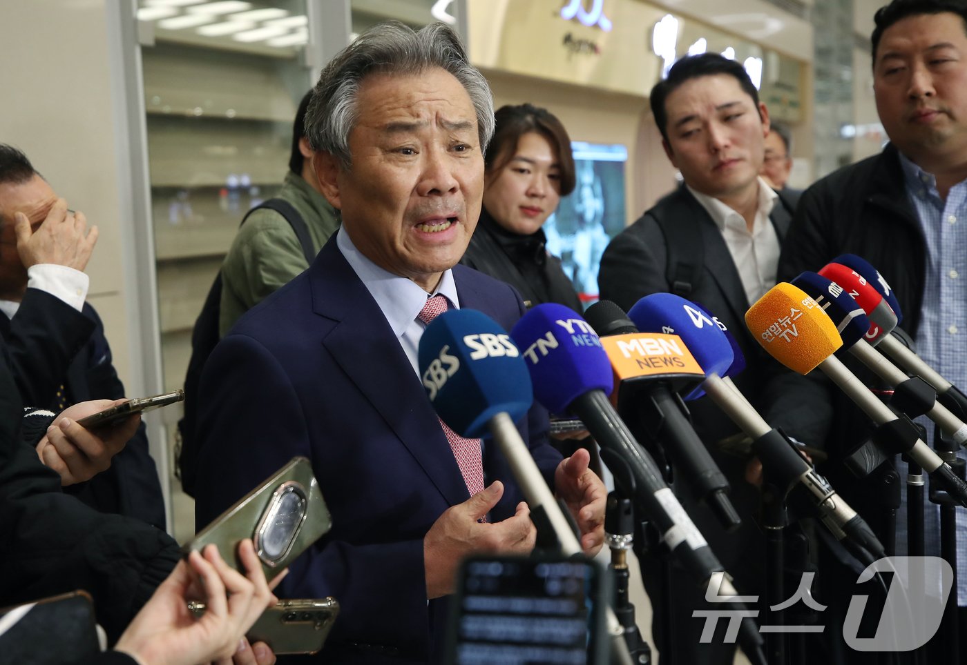 본문 이미지 - 3선 도전의 길이 열린 이기흥 대한체육회장이 세계올림픽도시연합&#40;WUOC&#41; 회의를 마치고 13일 오후 인천국제공항을 통해 귀국해 취재진 질문에 답하고 있다. 2024.11.13/뉴스1 ⓒ News1 권현진 기자