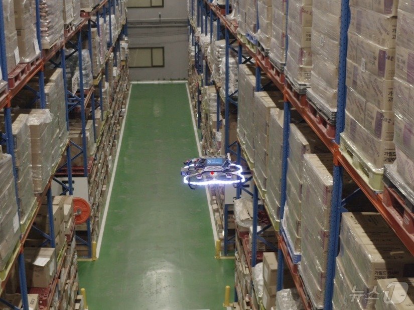 본문 이미지 - 한진이 자체개발한 드론이 QR코드를 인식하며 재고조사를 하고 있다. (한진 제공)