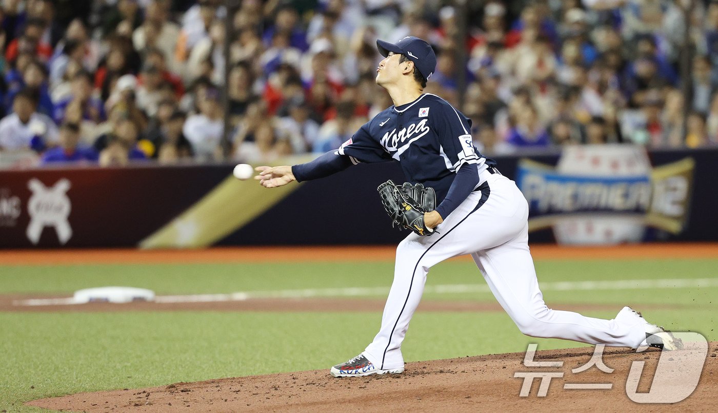 13일&#40;현지시간&#41; 오후 대만 타이베이시 타이베이돔에서 열린 2024 WBSC 프리미어12 B조 예선 대한민국과 대만의 경기, 1회말 대한민국 선발 고영표가 역투하고 있다. 2024.11.13/뉴스1 ⓒ News1 장수영 기자