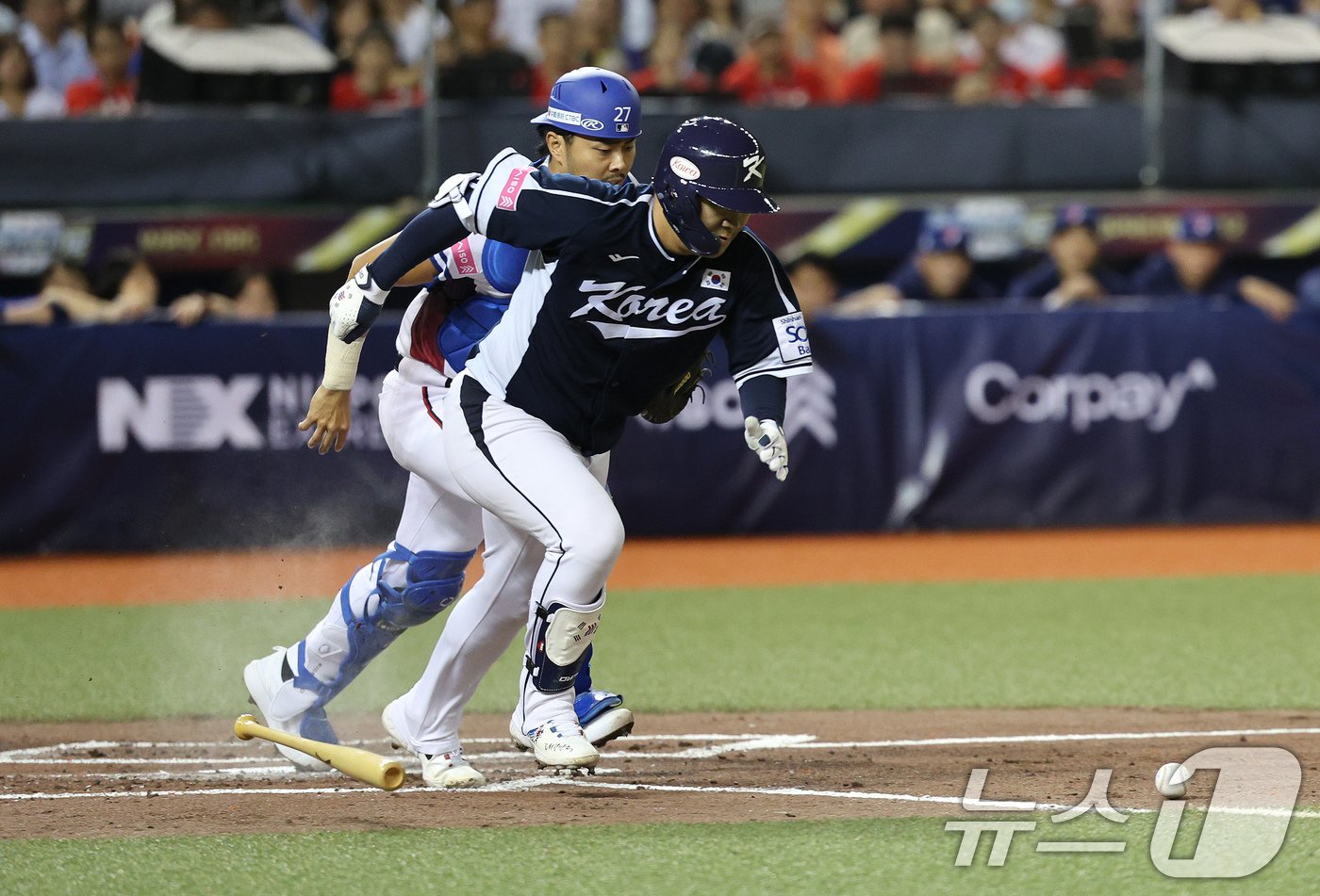 13일&#40;현지시간&#41; 오후 대만 타이베이시 타이베이돔에서 열린 2024 WBSC 프리미어12 B조 예선 대한민국과 대만의 경기, 2회초 대한민국 공격 2사 상황에서 문보경이 땅볼 타구를 친 뒤 1루를 향해 달리고 있다. 2024.11.13/뉴스1 ⓒ News1 장수영 기자