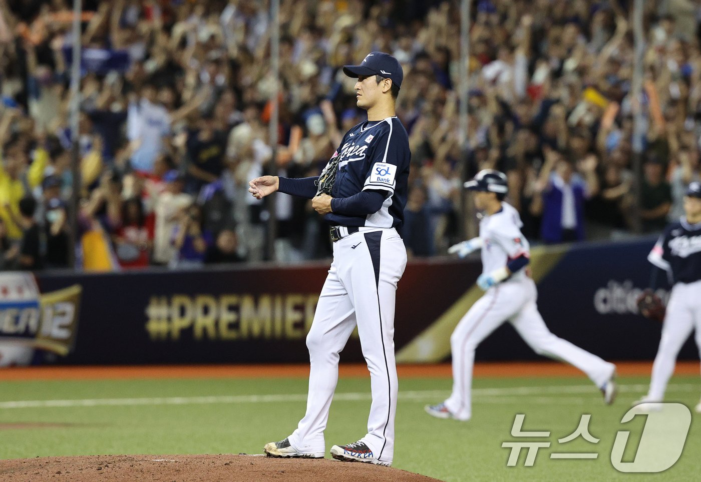 본문 이미지 - 13일(현지시간) 오후 대만 타이베이시 타이베이돔에서 열린 2024 WBSC 프리미어12 B조 예선 대한민국과 대만의 경기, 2회말 대만 공격 2사만루 상황에서 대한민국 선발 고영표가 천천웨이에게 만루 홈런을 허용하고 있다. 2024.11.13/뉴스1 ⓒ News1 장수영 기자